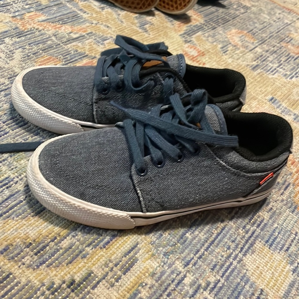Boys Globe skate shoes - Size 1